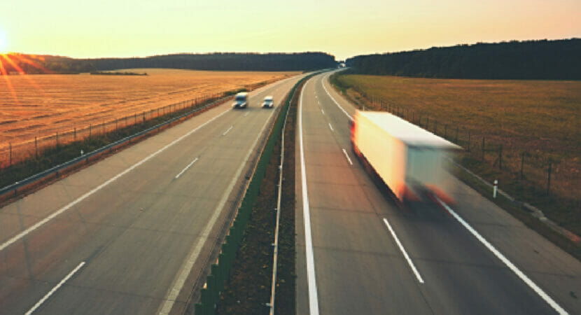 Imagem de um caminhão na estrada, falando sobre Concessão de rodovias: o que é, como funciona e benefício