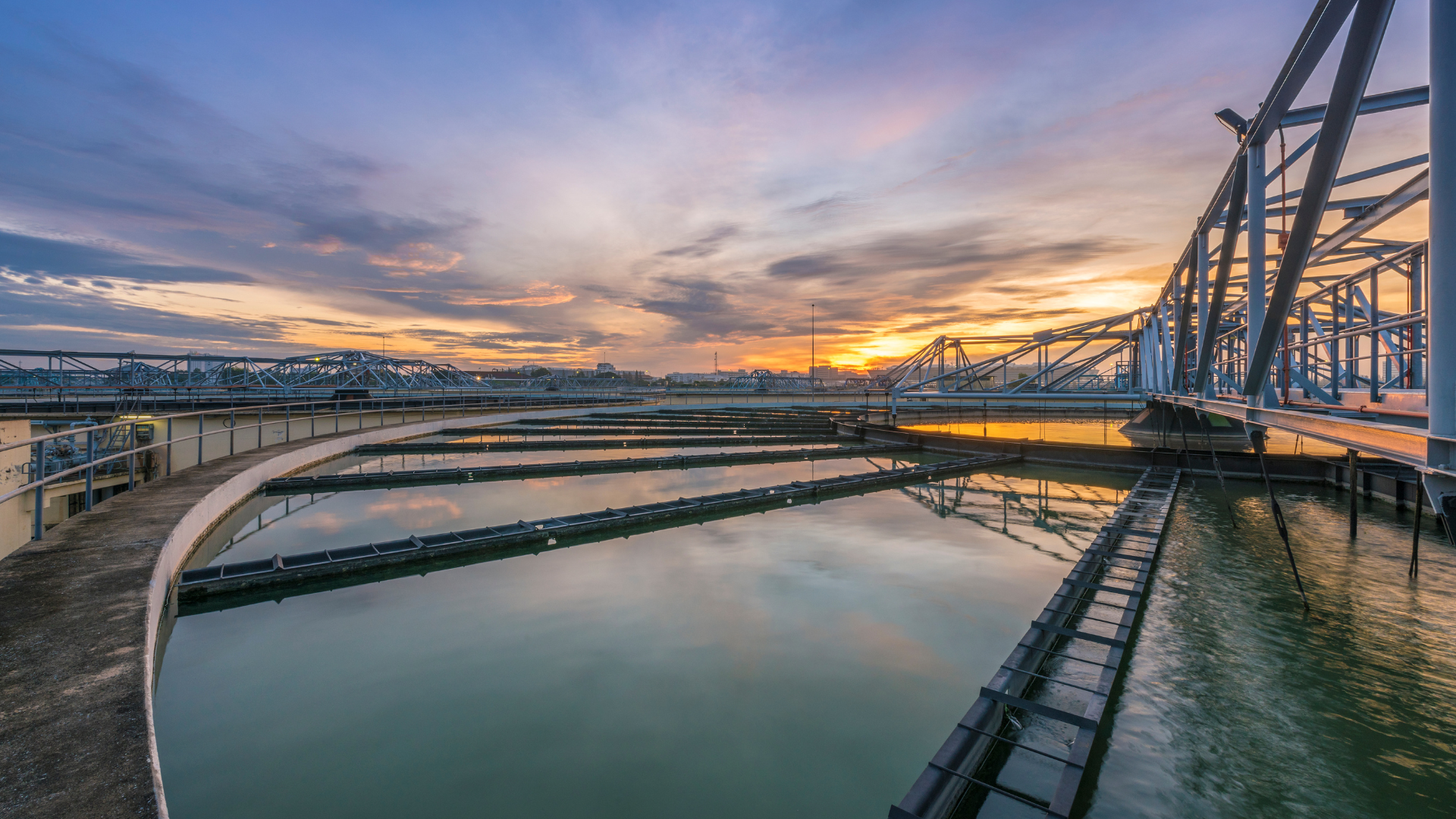 Estrutura de tratamento de esgoto representando uma estrutura que faz parte da universalização do saneamento
